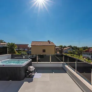 Sandi Villa